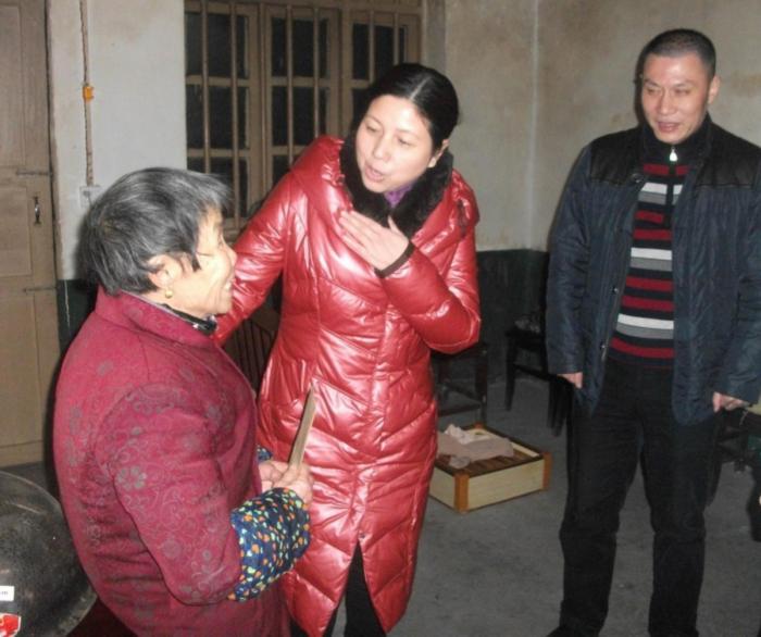 周主席走访离任村妇代会主任1.jpg