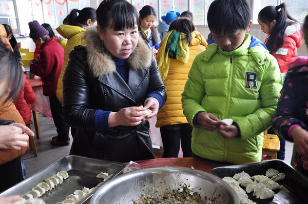 和成长爸妈一起包铰子.JPG