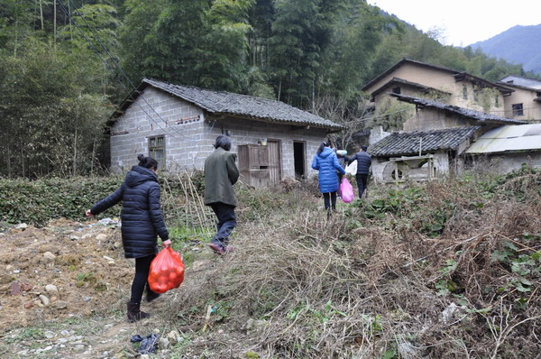 走访何云建爱.JPG