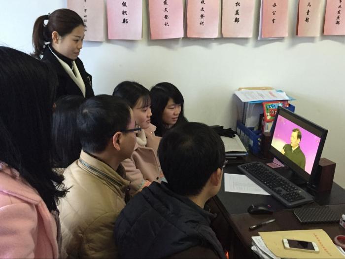 县妇联机关干部收看最美家庭启动仪式直播.jpg