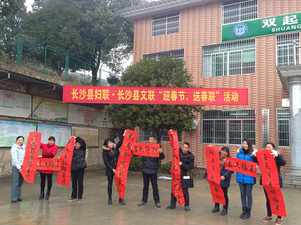 阳智主席（左一）为村民赠送春联.jpg