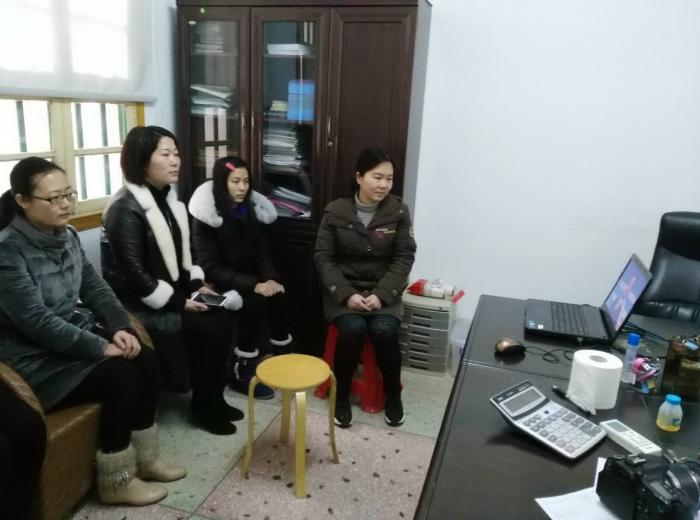机关妇委会组织干部职工收看最美家庭启动直播.jpg