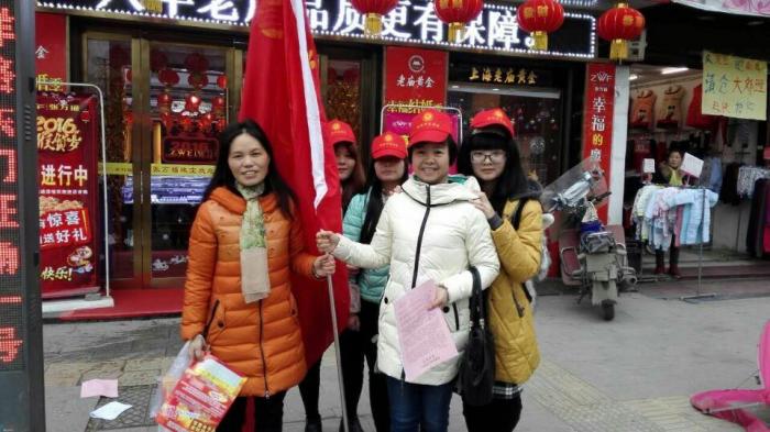 巾帼志愿者在散发宣传单.jpg