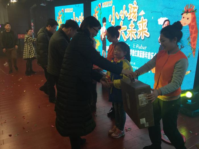 颁发爱心红包.JPG