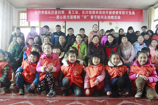 志愿者代表与受助孩子代表合影.jpg
