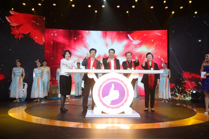 许又声、陈君文、蔡振红、袁新华、杜亚玲一起摁下按纽，为2015年度湖南省“最美家庭、最美创业、最美湘女”点赞，同时启动2016年全省寻找“最美家庭、最美创业、最美湘女”活动.JPG