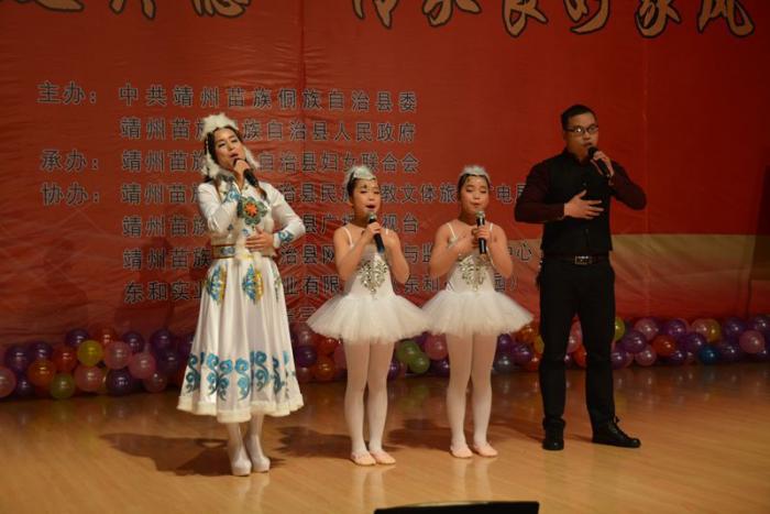 歌舞表演《让爱住我家》陈俊名摄.JPG