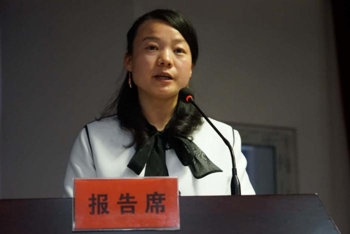 县妇联主席孙立平做工作报告.jpg