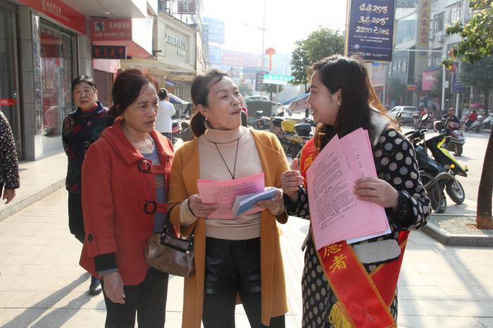 图为巾帼志愿者正在向过往群众面对面讲解“反家庭暴力法”相关知识3。.JPG