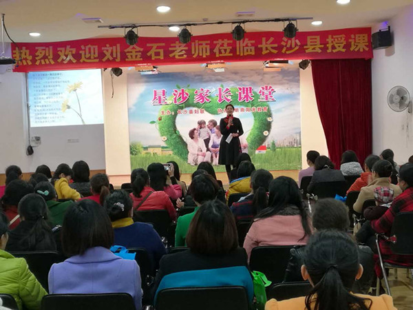 县妇联副主席杨春艳主持活动.JPG