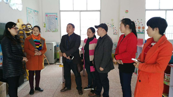 项目组人员与村爱心妈妈进行交流.JPG