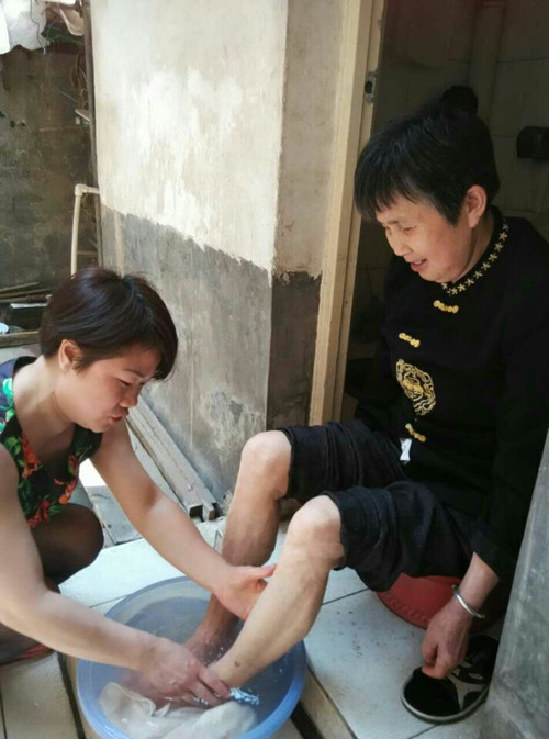 帮母亲洗脚_副本.jpg