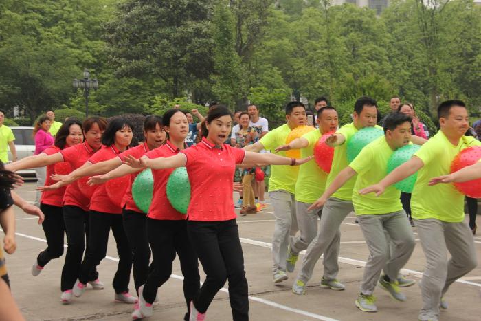 图为正在进行“心相印”夹球跑。.JPG