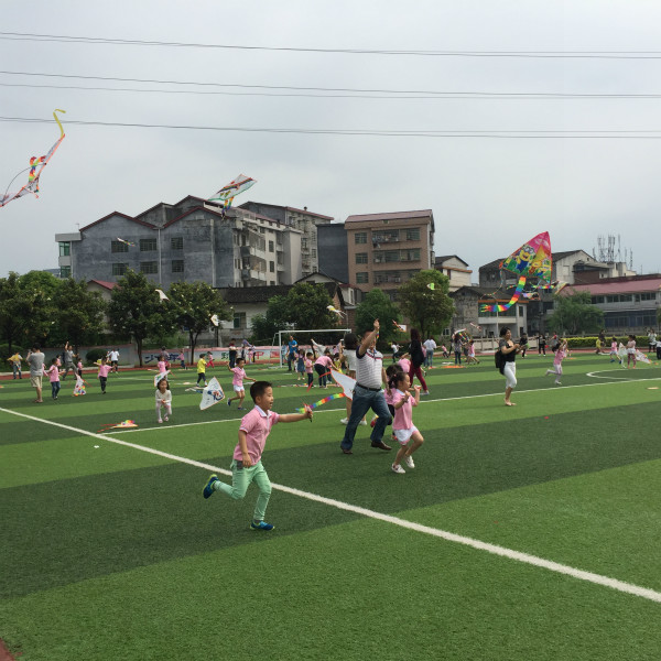1孩子们放飞梦想_meitu_2.jpg