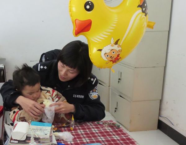 悉心照看嫌疑人小孩.jpg