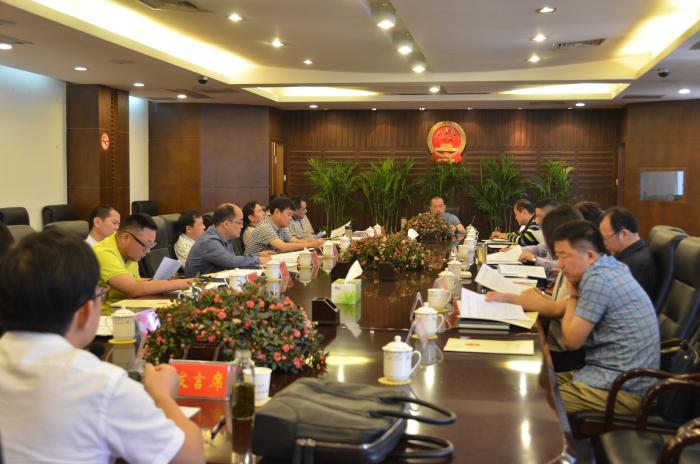 与会人员集中学法.JPG