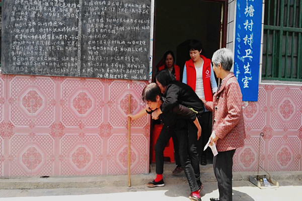 帮助行动不便的老人.jpg
