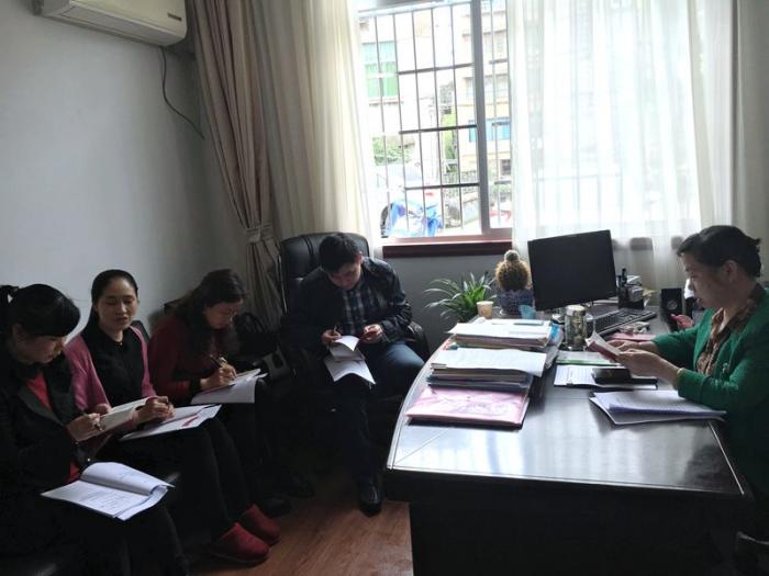 靖州县妇联团县委联合支部集中学习讨论1.jpg