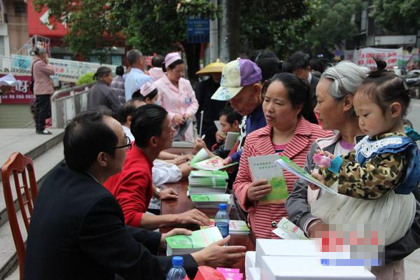 群众正在进行政策法规咨询.jpg