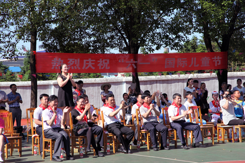 市领导观看节目.JPG