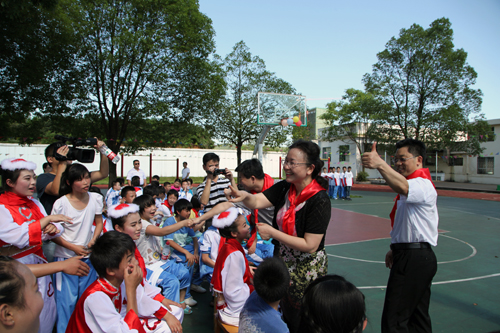 市委书记贺遵庆为孩子们点赞.JPG