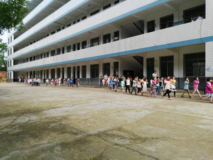 岳家桥学校地震安全疏散演练.jpg