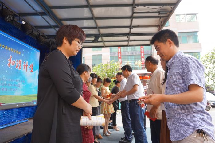 向贫困母亲发放慰问金.JPG