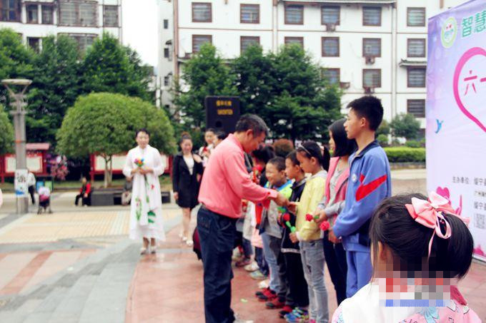 2.给贫困学生发放爱心助学金.jpg