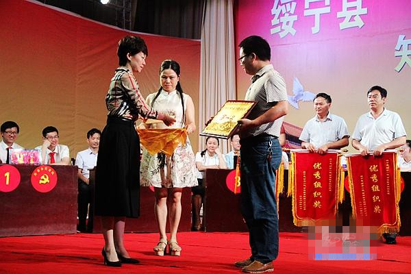 绥宁县委常委、组织部长傅丽华为获奖队颁奖.jpg