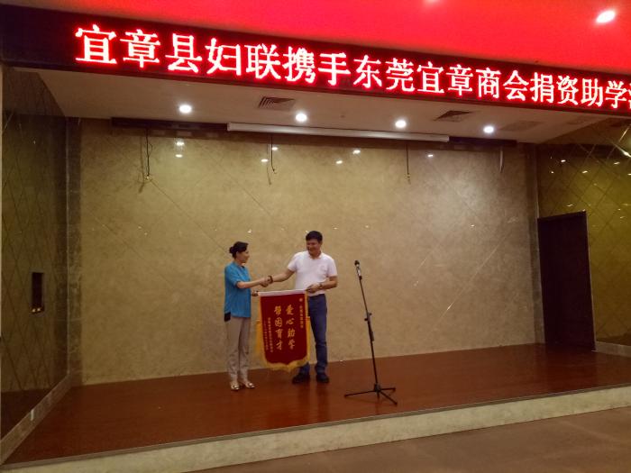 送锦旗.jpg