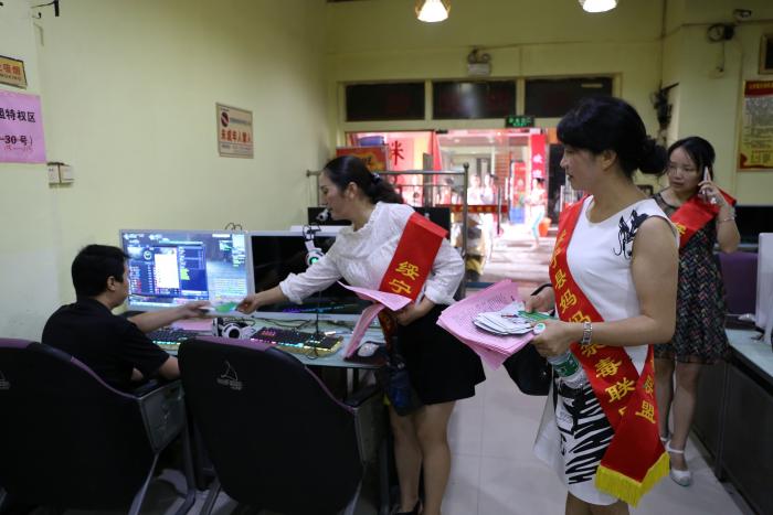 3.发放宣传资料.jpg