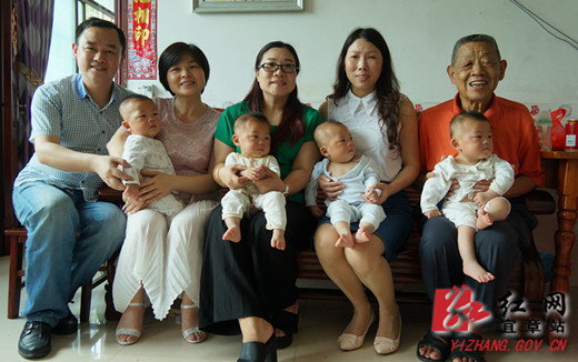 图为爱心人士与四胞胎合影.jpg