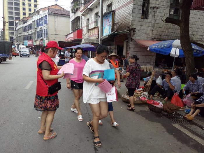 志愿者在菜市场附近人流密集区宣传.jpg