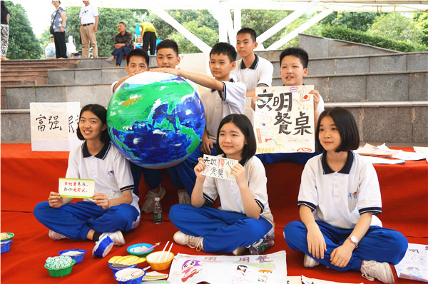 周南实验中学的孩子们展示自己的文明餐桌海报.jpg