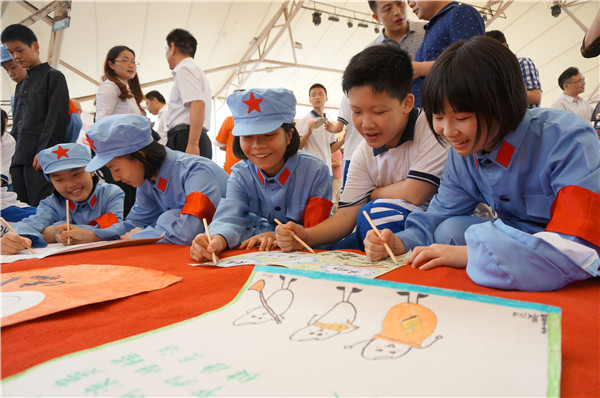 学生们共同绘制文明餐桌海报.jpg