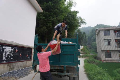 党员正在进行垃圾装运.png