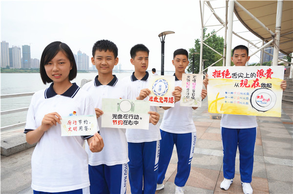 每一个学生在创作文明餐桌海报的过程中，接受了一次文明洗礼.jpg