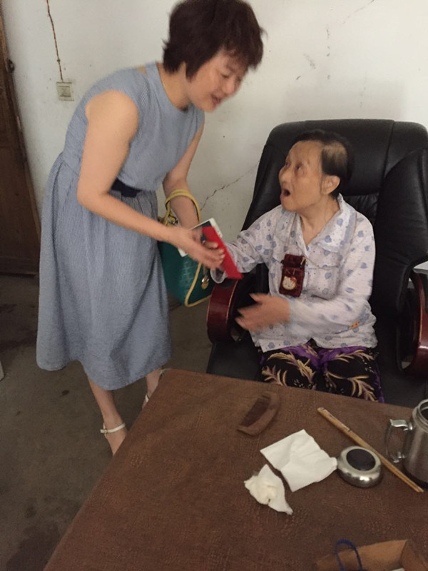 慰问老党员1_副本.jpg