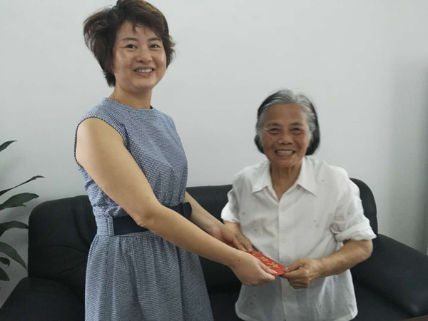 慰问老党员_副本.jpg