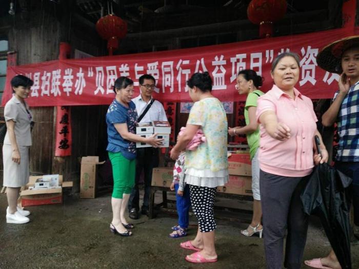 木山发放牛奶现场_副本.jpg