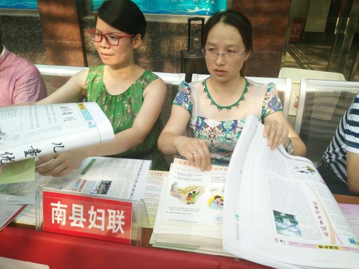 妇联工作人员发放 资料一.jpg
