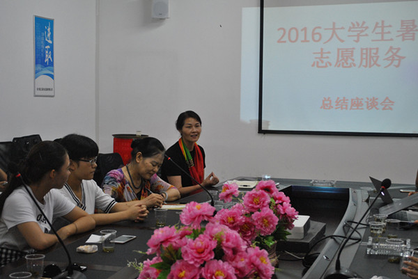 县妇联副主席杨春艳主持会议.jpg