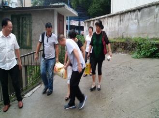 薛友莲志愿者服务照片 (3)_副本.jpg