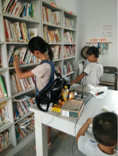 农家书屋成为暑假农村儿童的精神乐园.jpg
