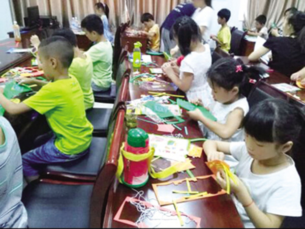 孩子们在老师的指导下进行手工制作.jpg