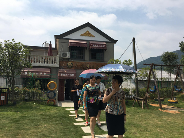 谭慧慧主席一行考察乡村民宿.JPG