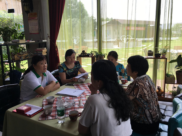 皮青向谭慧慧一行介绍公司发展情况.JPG