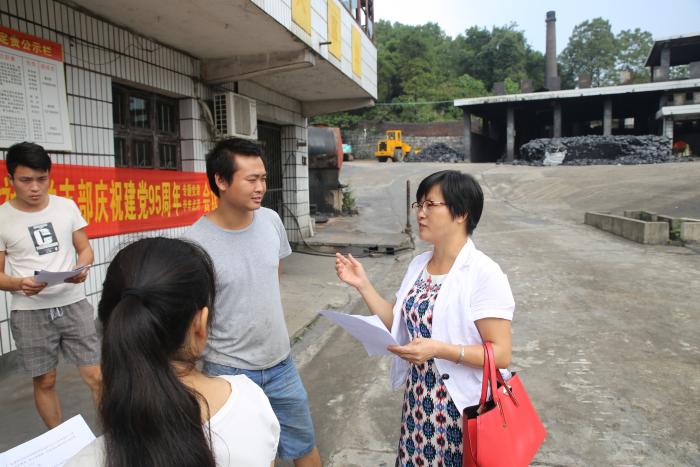 9月18日娄底市妇联深入新化县桑梓镇桑树村开展禁毒督导及宣传活动_(1).JPG