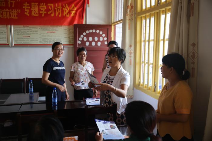 9月18日市县乡三级妇联到新化桑梓镇洪潮社区开展禁毒宣传活动.JPG