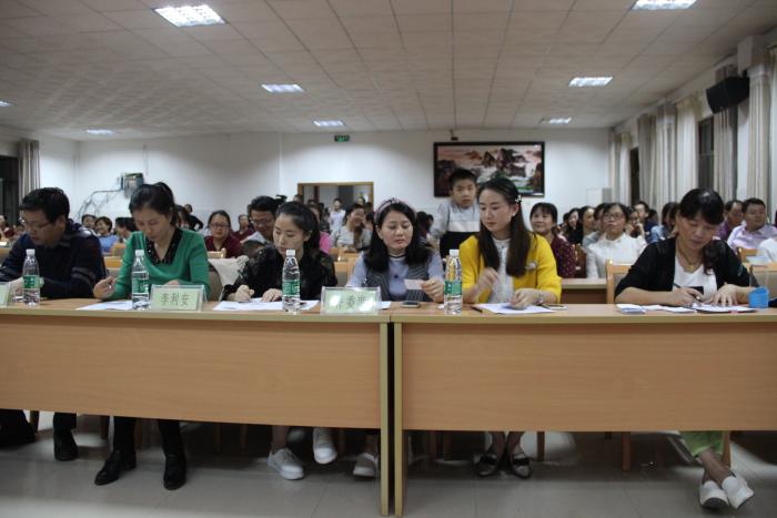 管理区妇联主席李利安担任评委，左.jpg
